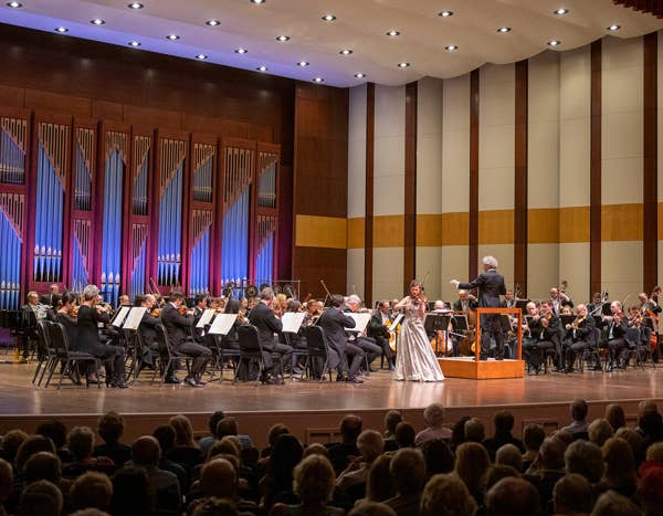 Franz Welser-Möst conducts The Cleveland Orchestra and Lisa Batiashvili