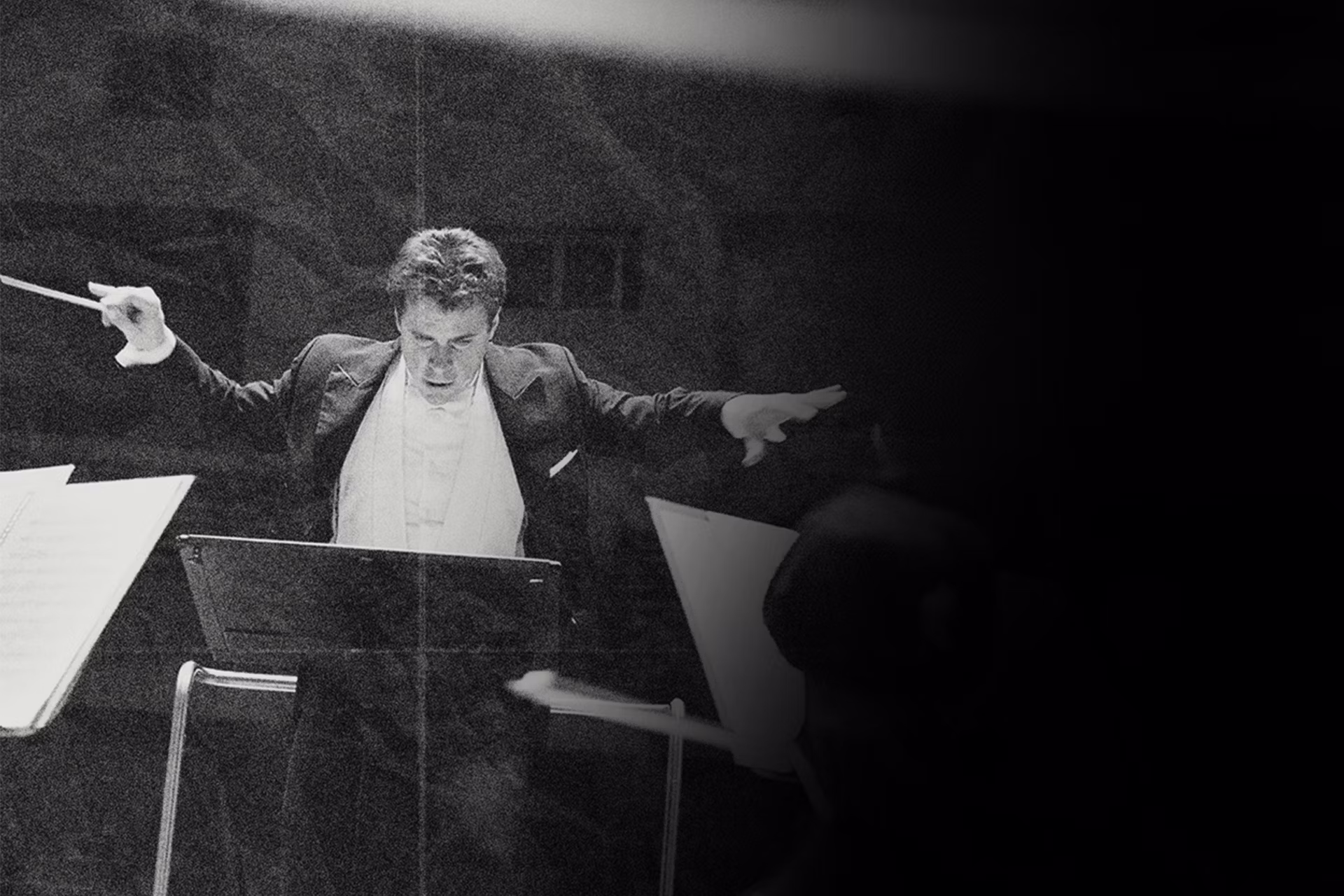 Jakub Hrůša conducting an orchestra