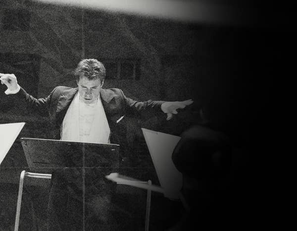 Jakub Hrůša conducting an orchestra