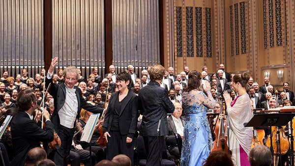 Wong joins Welser-Möst to receive applause during the March 2020 performance of Mendelssohn’s Lobgesang .