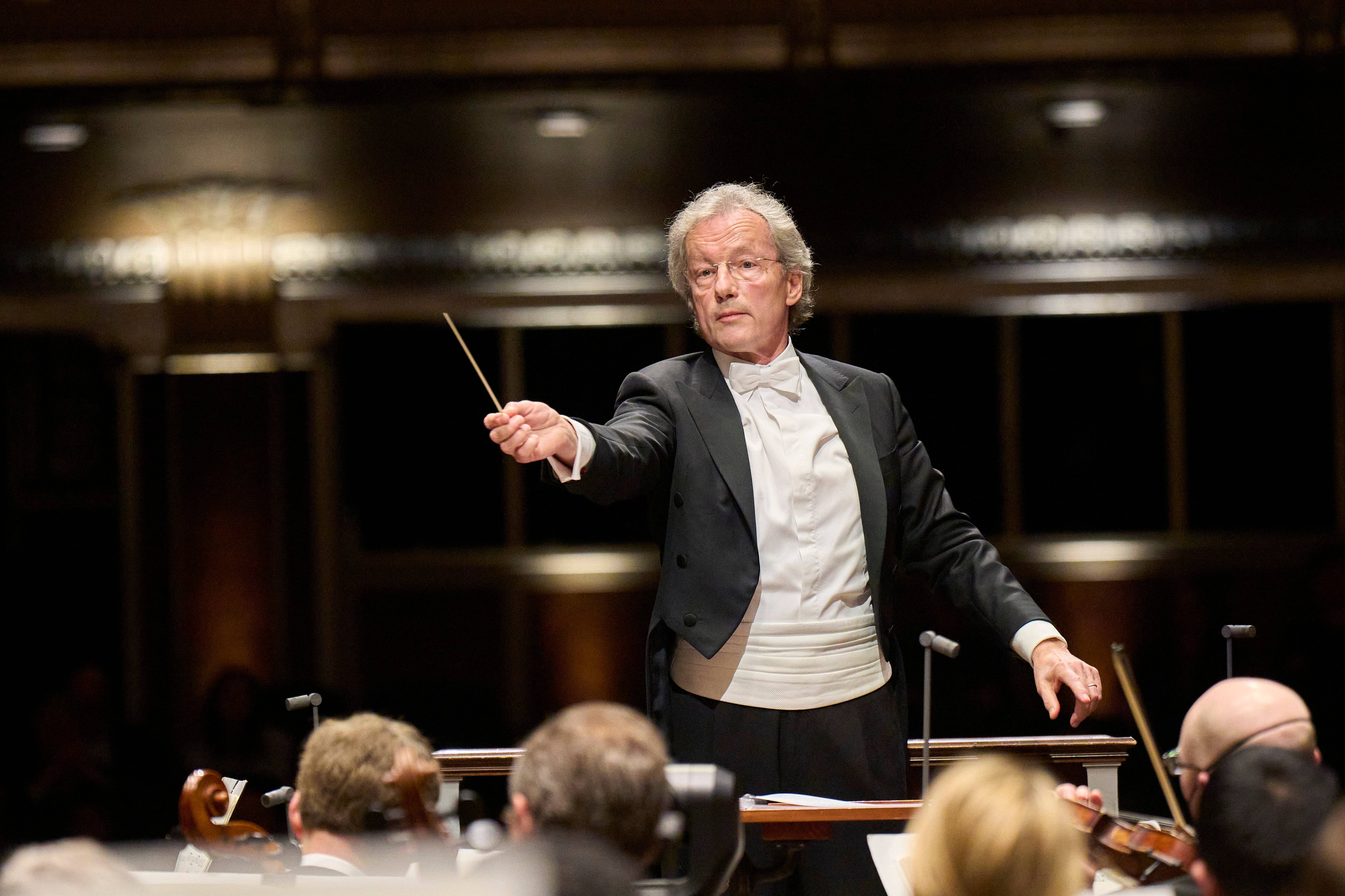 Franz Welser-Möst conducting