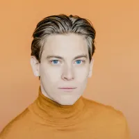 Klaus Mäkelä on orange background