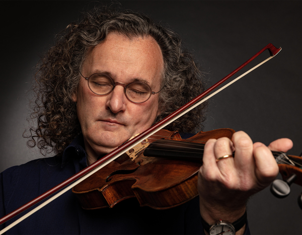 Martin Hayes playing a violin