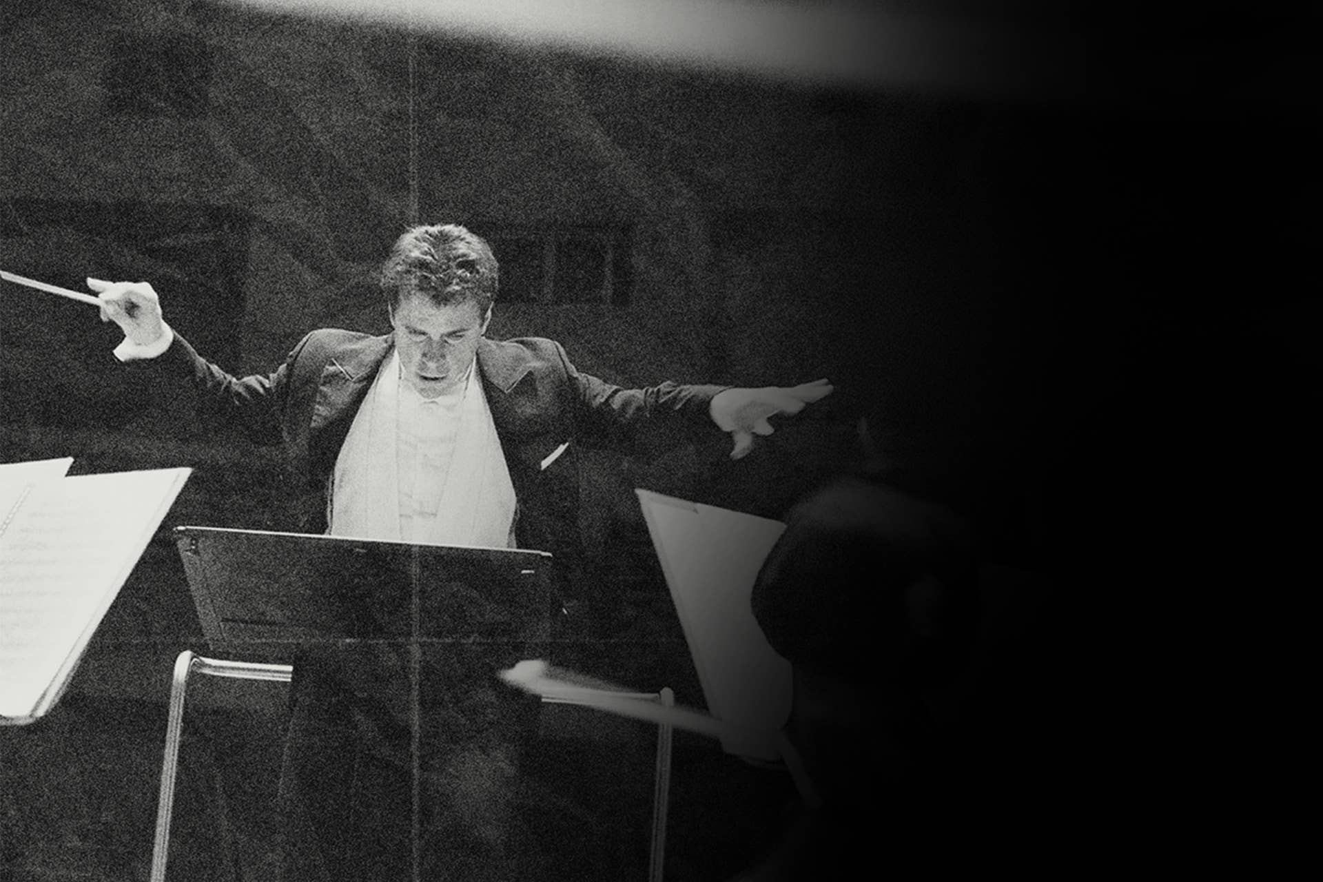 Jakub Hrůša conducting an orchestra