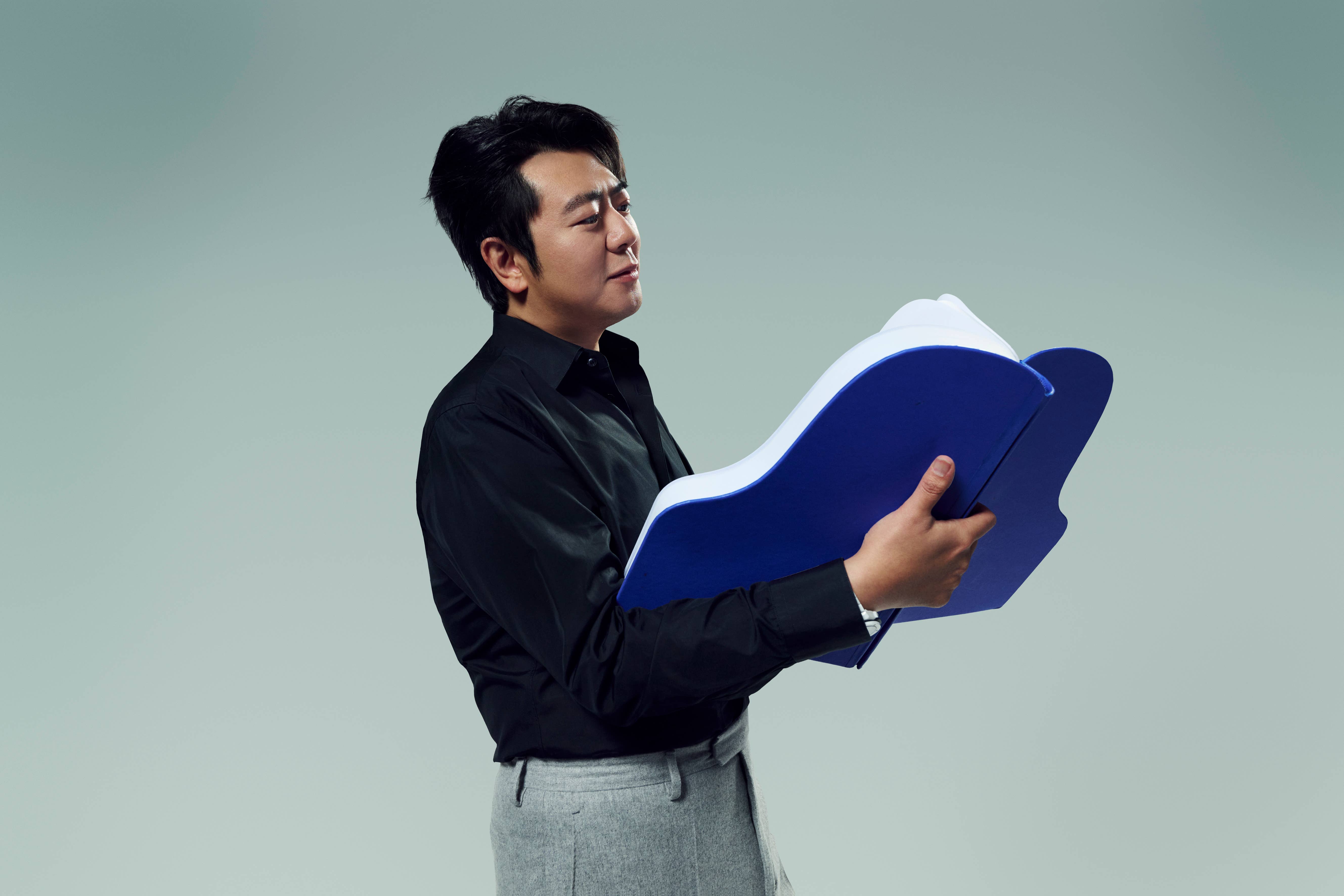 Lang Lang standing