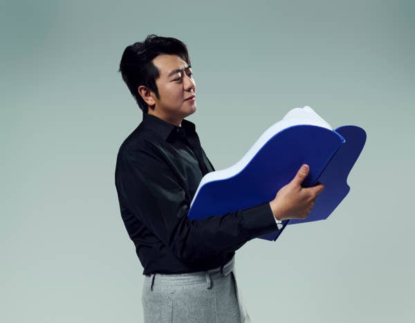 Lang Lang standing