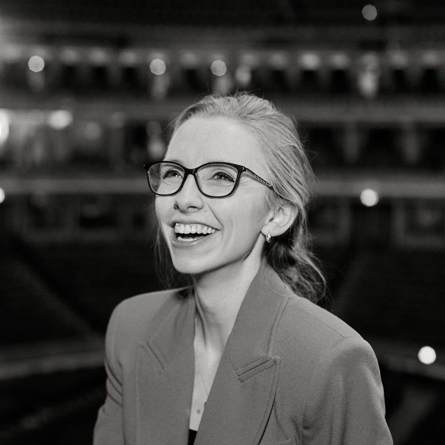 Anna Lapwood headshot, smiling