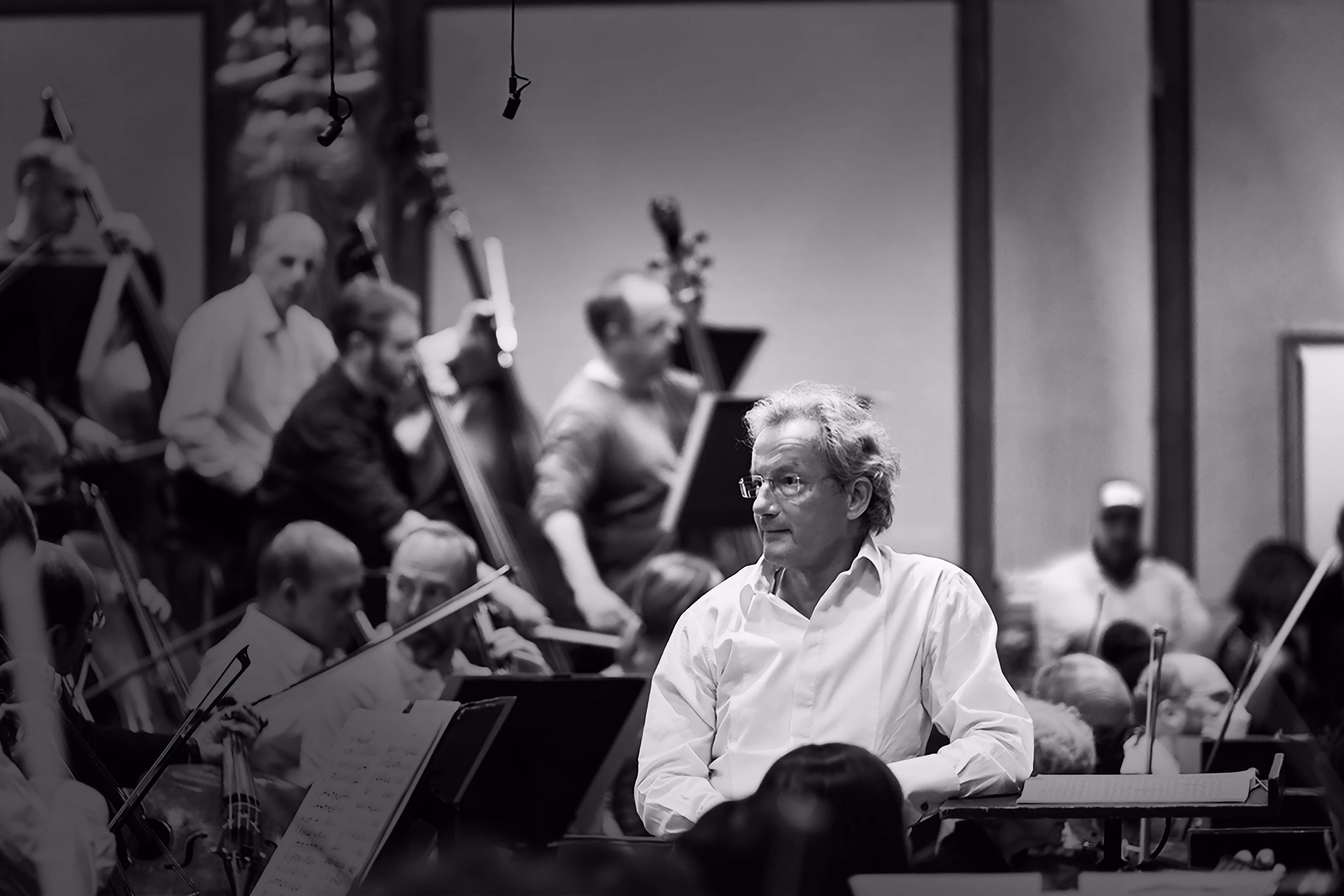 Franz Welser-Möst casual during rehearsal. Cover of the 26-27 Severance brochure
