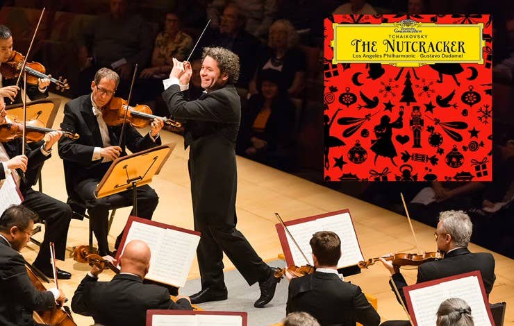 director de orquesta los músicos, con violines y un cartel rojo de «El cascanueces» como telón de fondo en el escenario.
