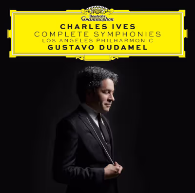 Cartel promocional de Deutsche Grammophon con el pianista Charles Ives tocando junto a la Filarmónica de Los Ángeles, con texto y retrato