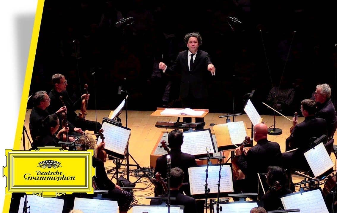 LA Phil & Gustavo Dudamel Perform the Theme from “Jurassic Park”