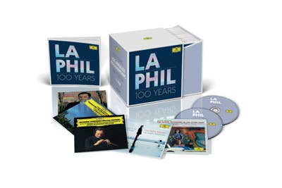 Conjunto de CD y libro «LA Phil 100 años», con carátulas y discos a juego en una caja con fondo blanco.