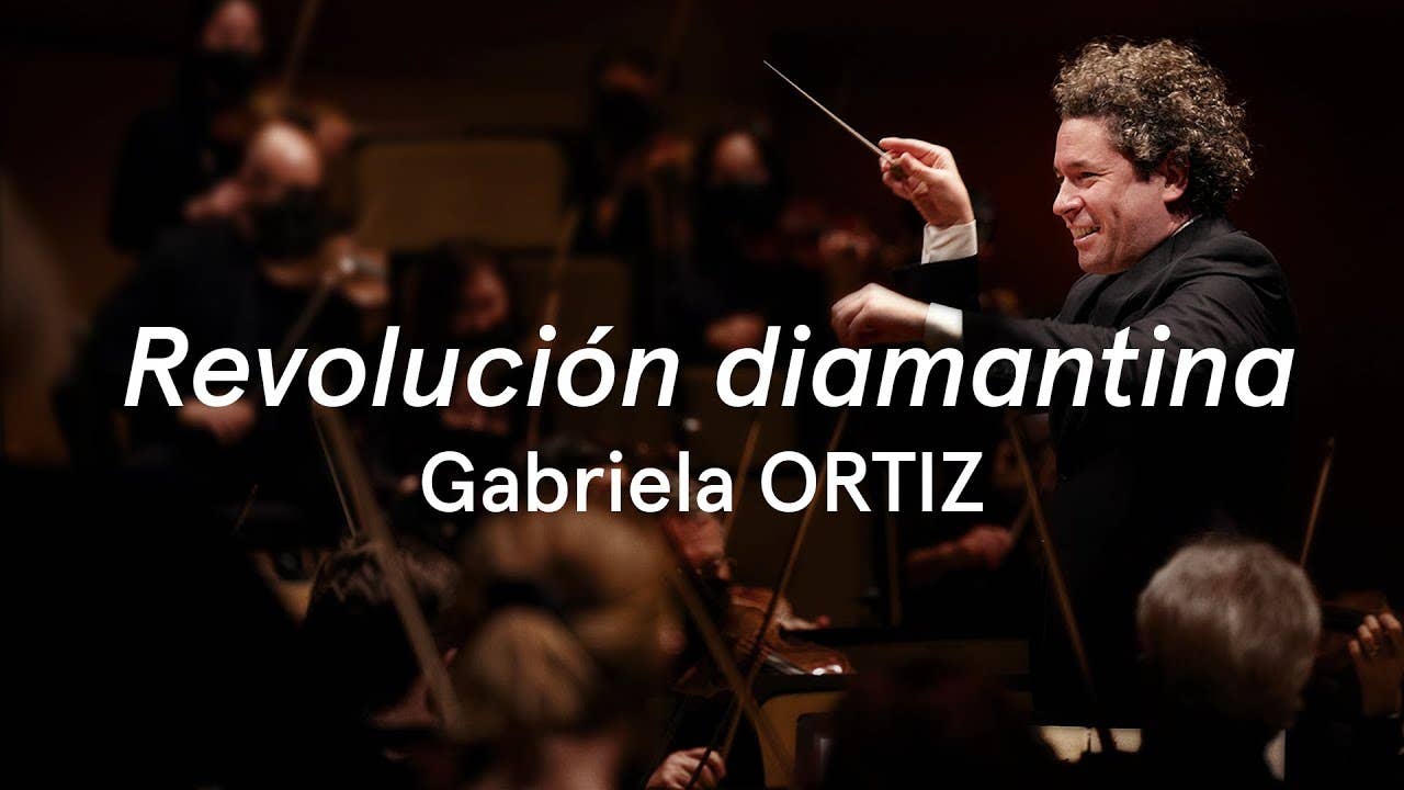 Conductor and orchestra in concert with “Revolución diamántina