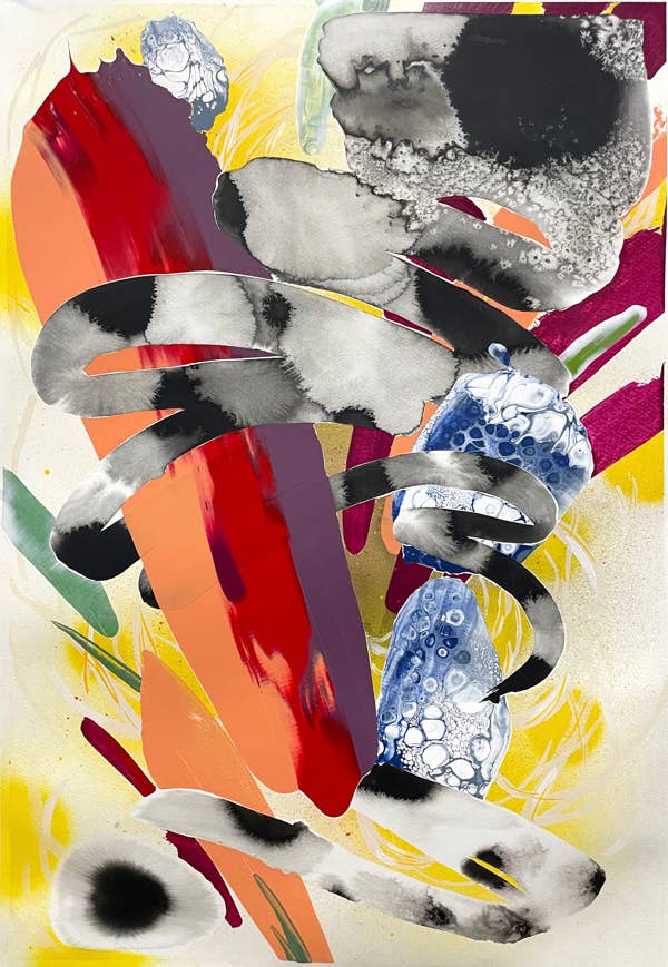 Collage abstracto de una figura parecida a un oso gris con motivos de burbujas azules, salpicaduras y formas marcadas en rojo y naranja.