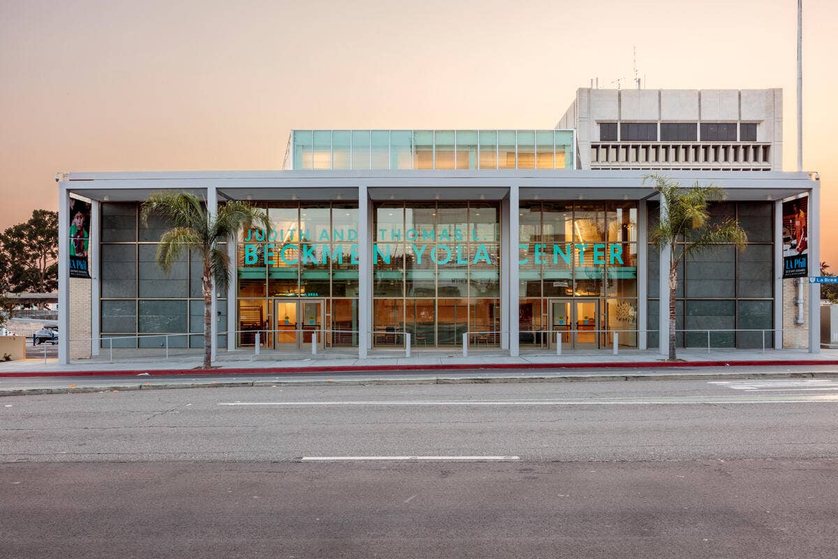 Exterior del edificio del Centro YOLA de Beckmen.