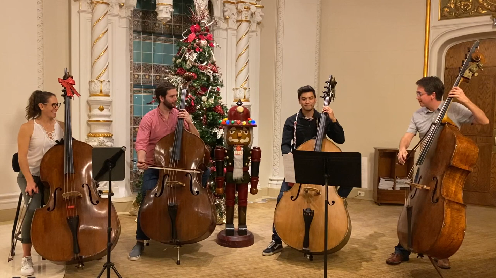 Músicos de la Orquesta Sinfónica de San Diego: un cuarteto de contrabajos interpretando «La danza de la hada del azúcar» de Chaikovski