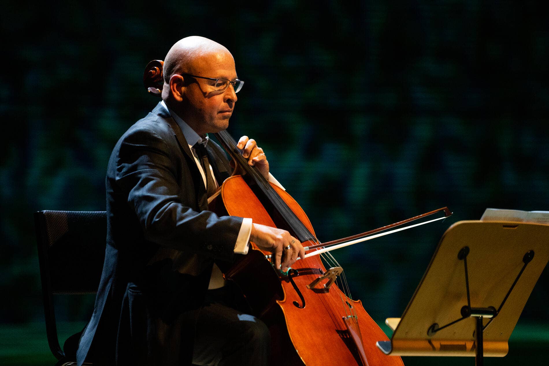 Robert Demaine tocando el violonchelo