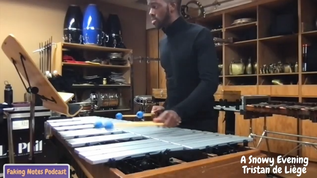 Un hombre en un taller tocando un instrumento similar a un glockenspiel en un decorado con temática nevada, con el texto del podcast superpuesto.