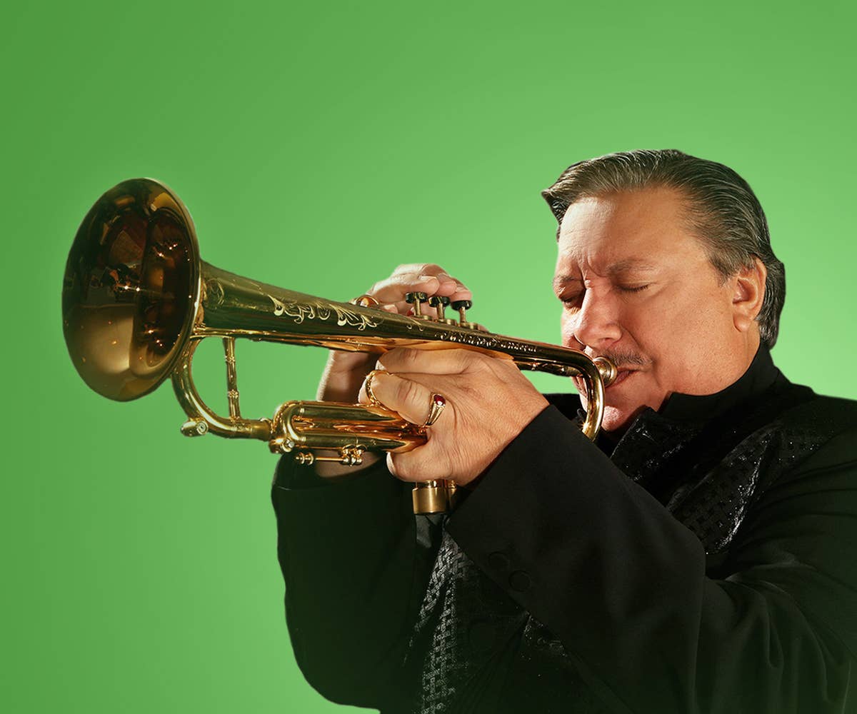 Arturo Sandoval tocando la trompeta. 