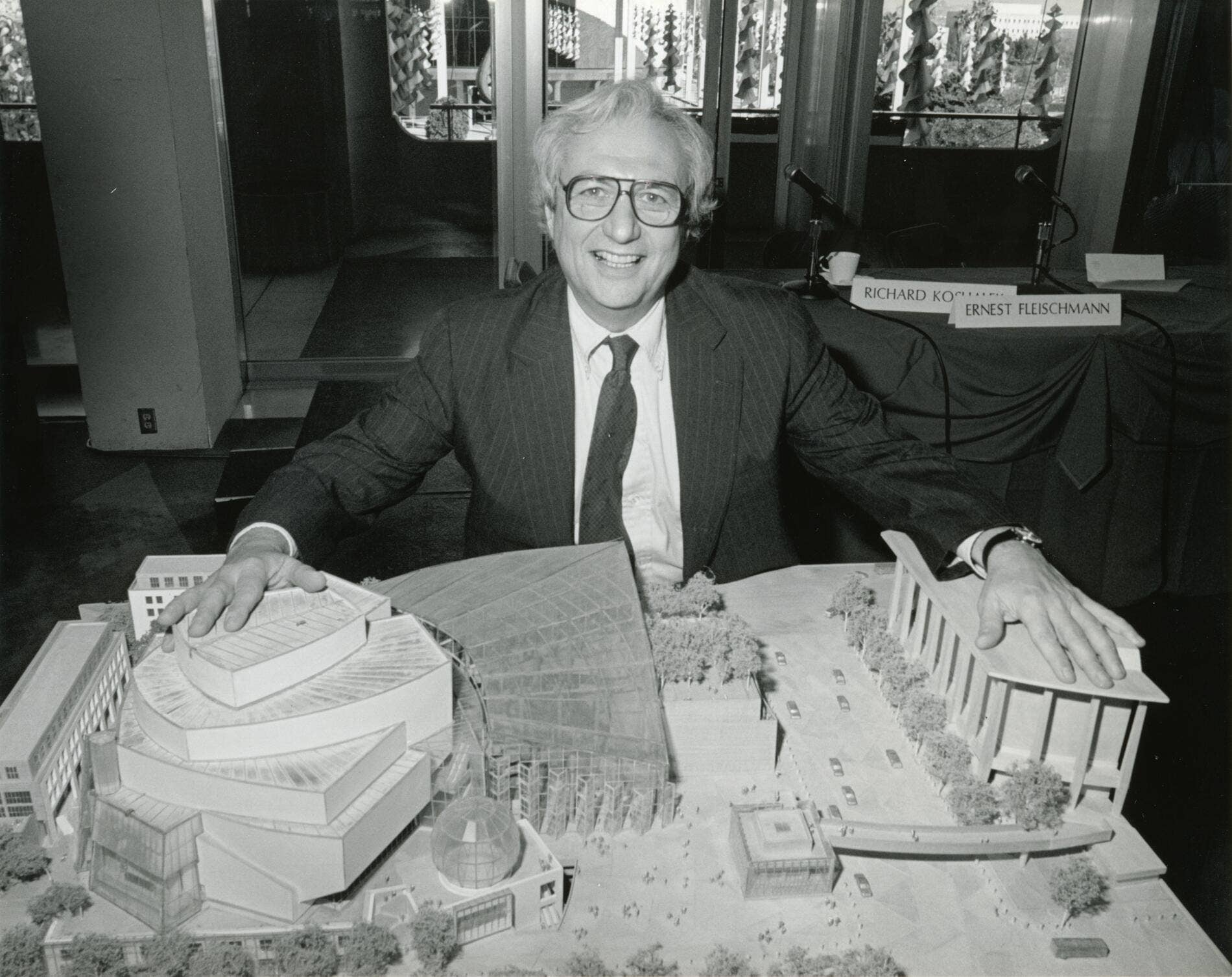 El arquitecto Frank Gehry con su primera maqueta del proyecto del Walt Disney Concert Hall, el 13 de mayo de 1987.