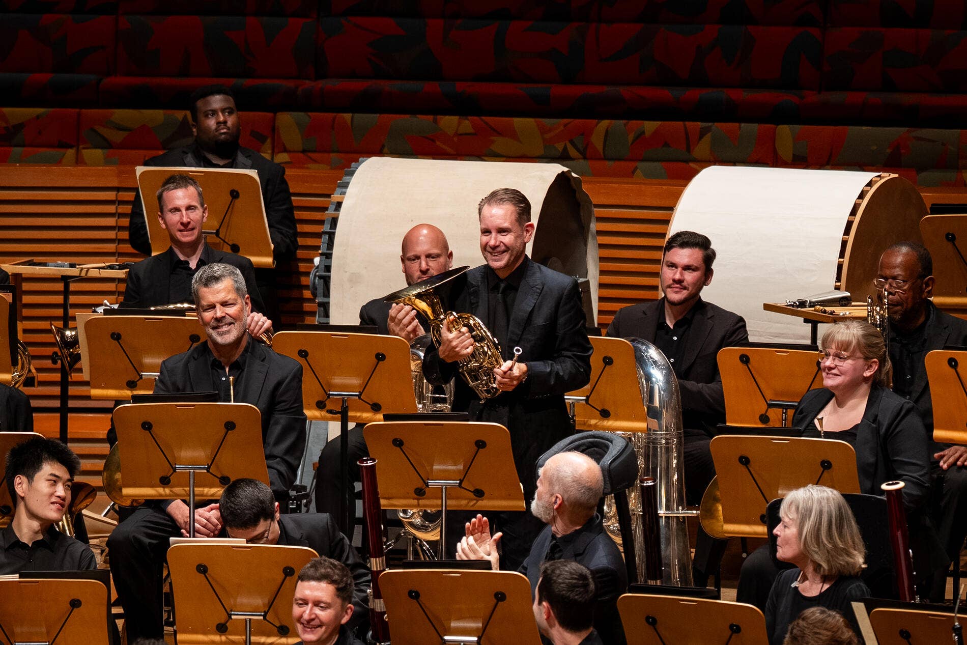 Andrew Bain, de pie en el escenario del WDCH, con un conjunto 