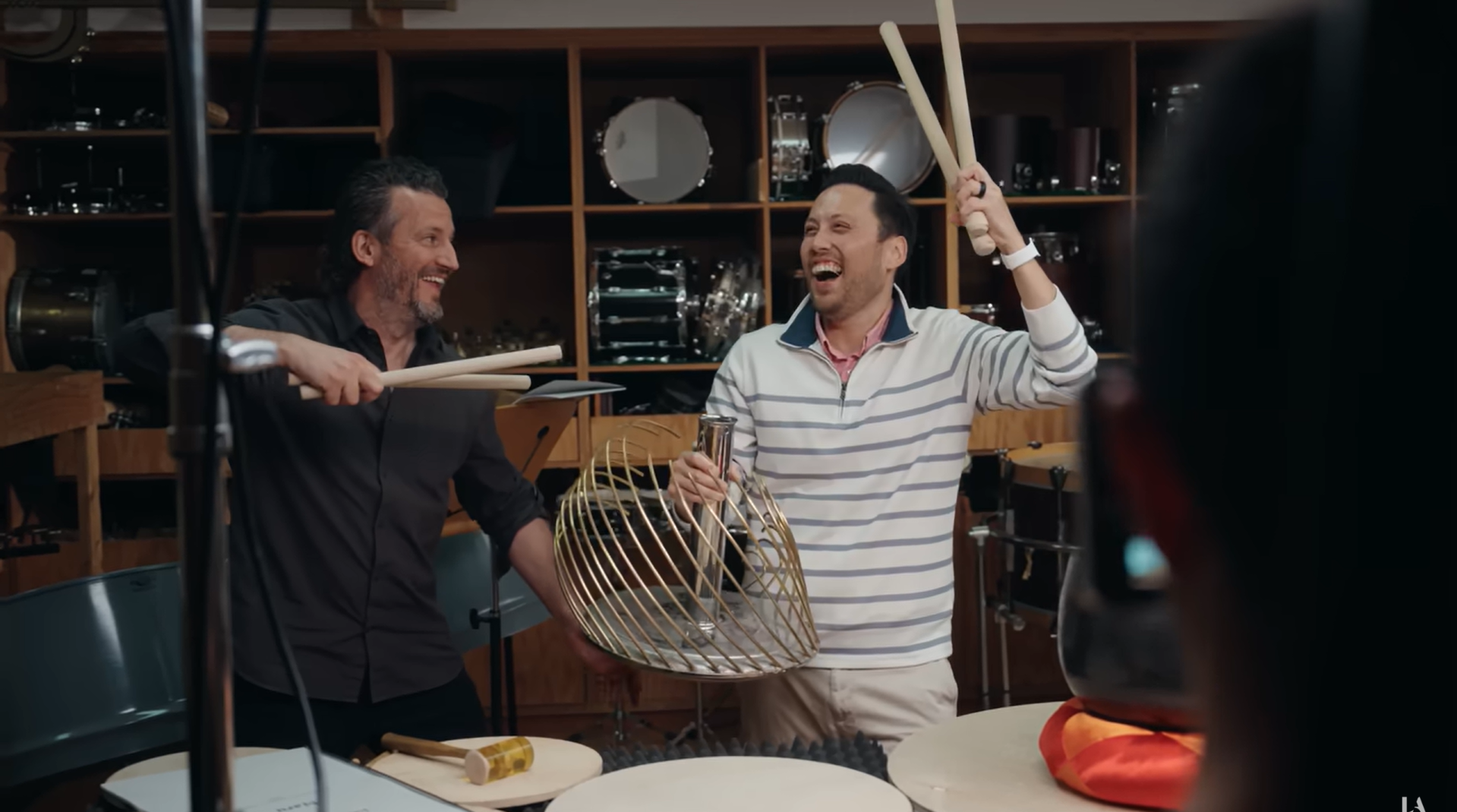 Dos músicos de la Filarmónica de Los Ángeles en la sala de percusión 