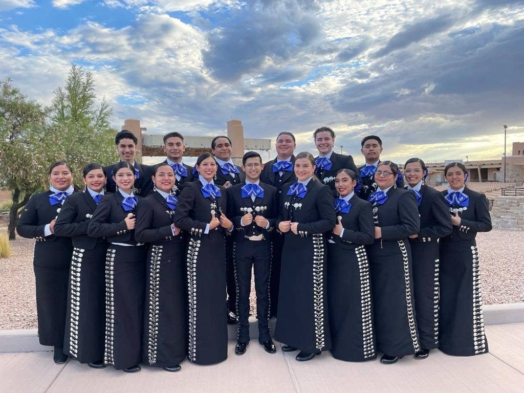 Mariachi Tesoro de San Fernando 